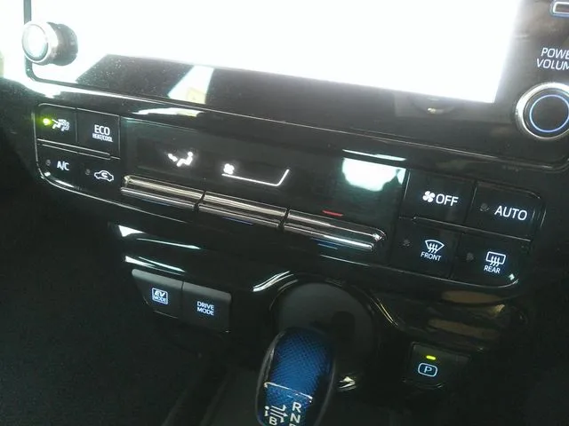 トヨタ　プリウス　４ＷＤ