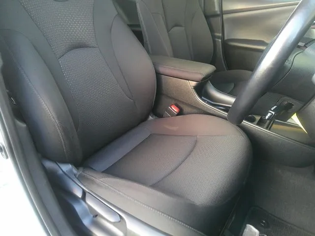 トヨタ　プリウス　４ＷＤ