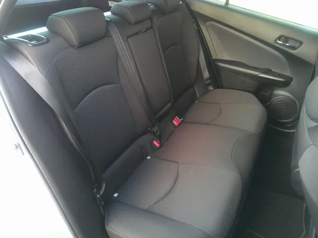 トヨタ　プリウス　４ＷＤ