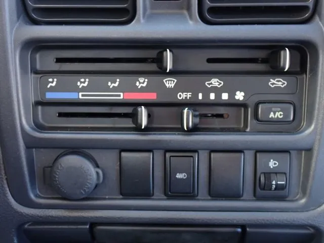 ニッサン NT100クリッパー 4WD