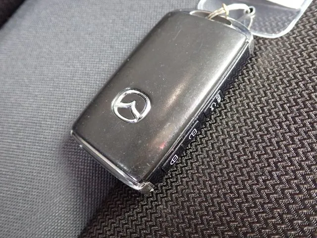 マツダ　ＭＡＺＤＡ３　セダン