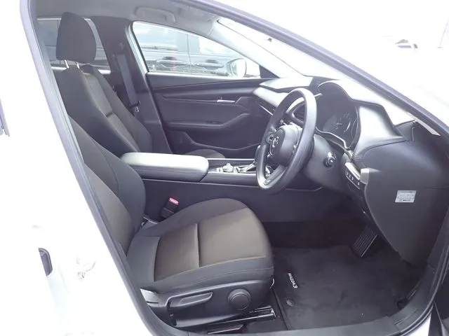 マツダ　ＭＡＺＤＡ３　セダン