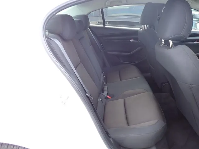 マツダ　ＭＡＺＤＡ３　セダン