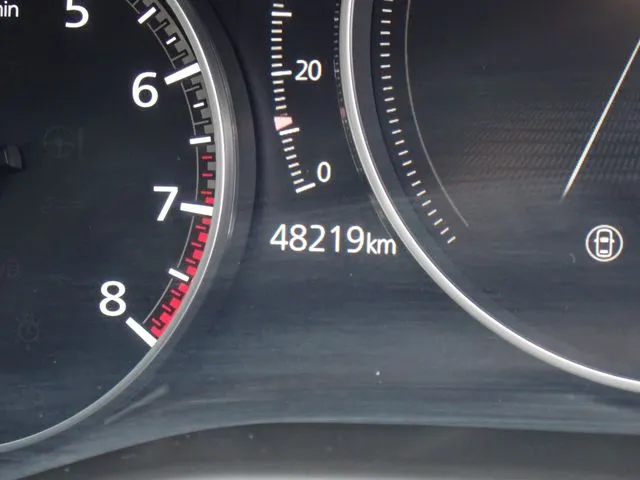 マツダ　ＭＡＺＤＡ３　セダン