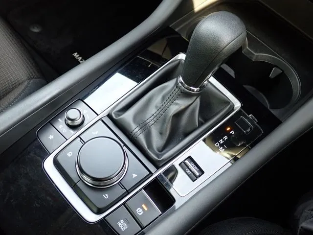 マツダ　ＭＡＺＤＡ３　セダン