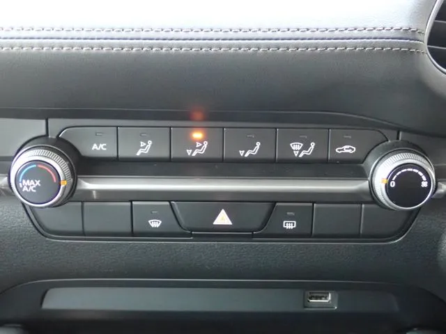 マツダ　ＭＡＺＤＡ３　セダン