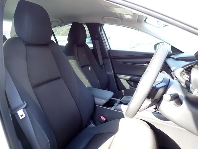 マツダ　ＭＡＺＤＡ３　セダン