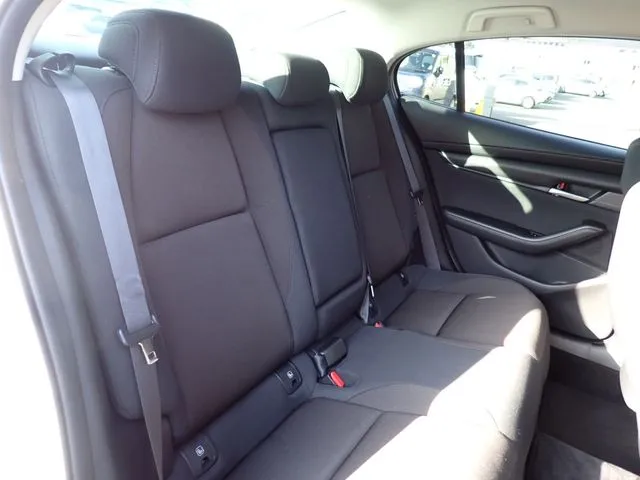 マツダ　ＭＡＺＤＡ３　セダン