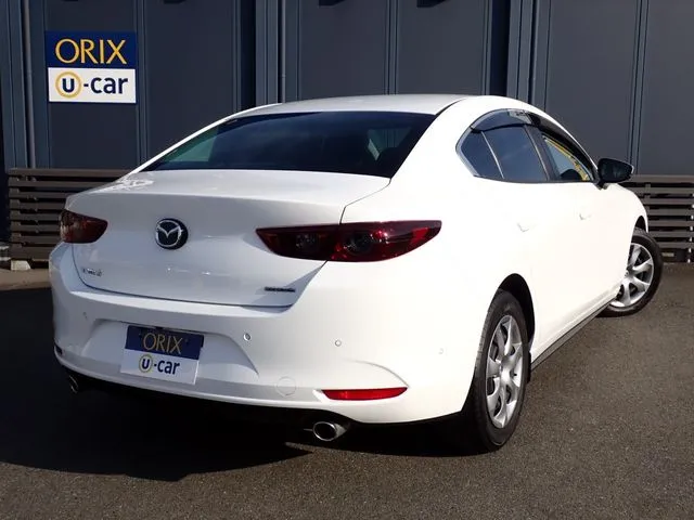 マツダ　ＭＡＺＤＡ３　セダン
