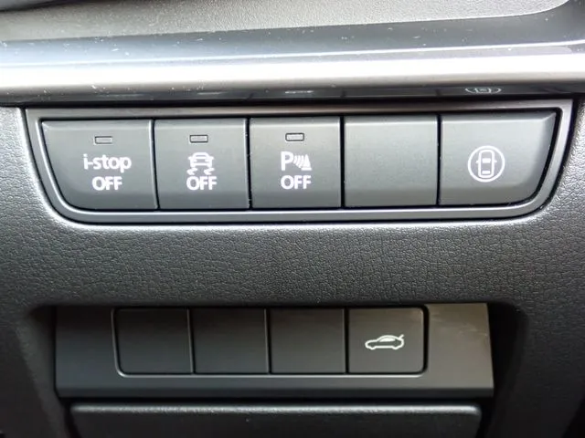 マツダ　ＭＡＺＤＡ３　セダン