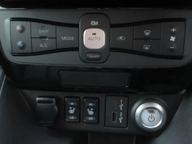 ニッサン　リーフ