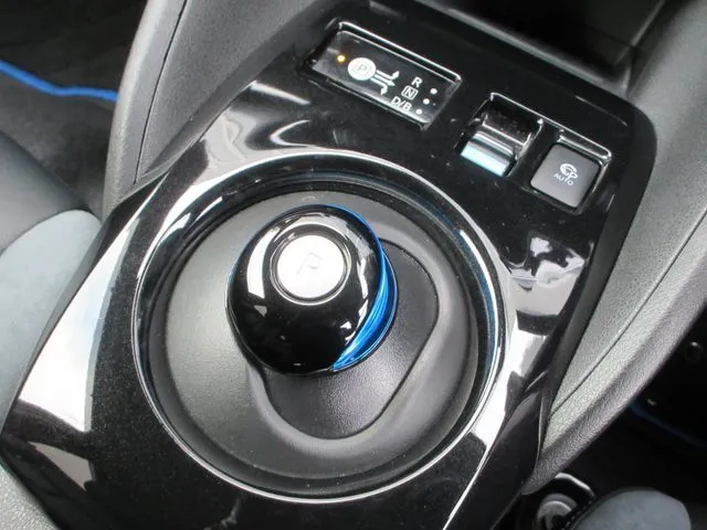 ニッサン　リーフ