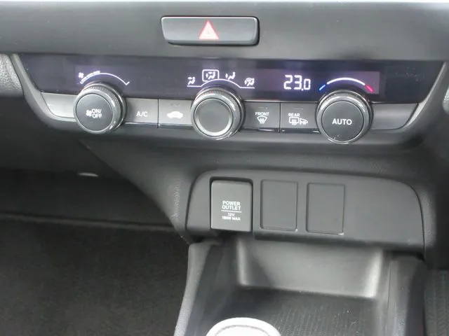 ホンダ　フィット　ｅ：ＨＥＶ　４ＷＤ