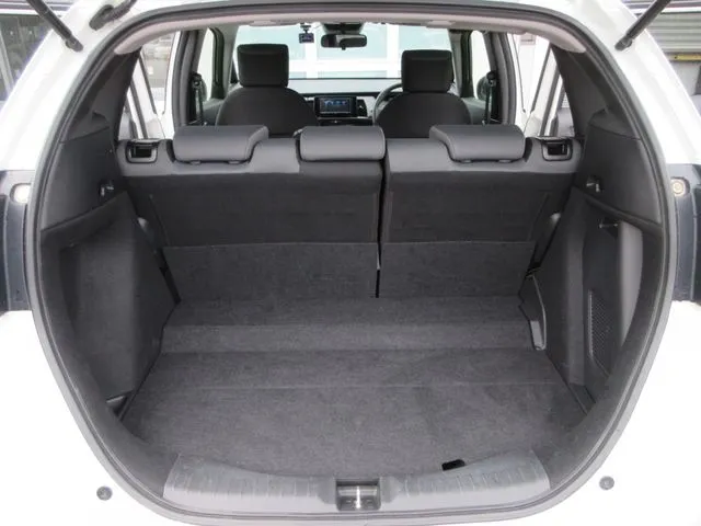 ホンダ　フィット　ｅ：ＨＥＶ　４ＷＤ