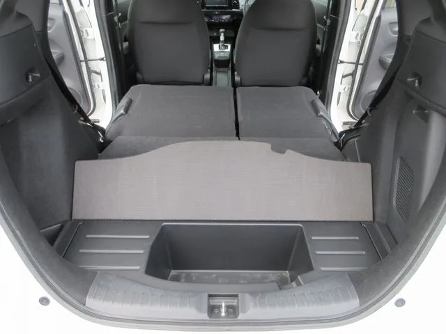 ホンダ　フィット　ｅ：ＨＥＶ　４ＷＤ