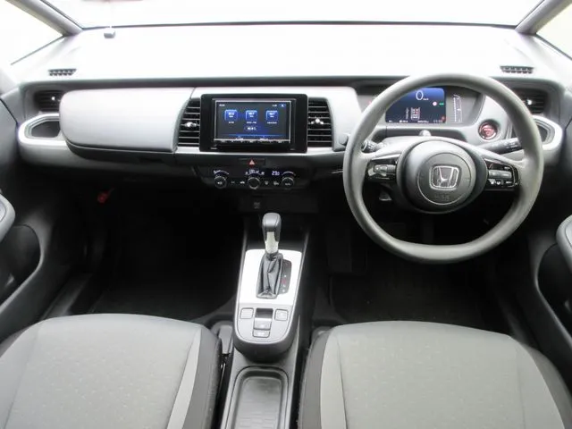 ホンダ　フィット　ｅ：ＨＥＶ　４ＷＤ