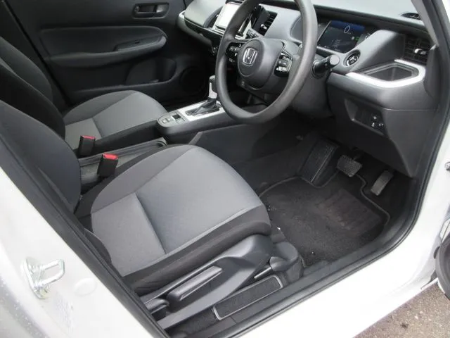 ホンダ　フィット　ｅ：ＨＥＶ　４ＷＤ