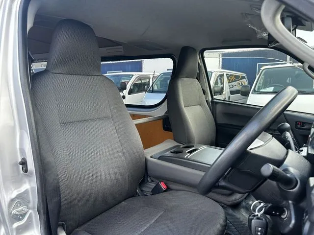 トヨタ　レジアスエースバン　１．１５ｔ　２ＷＤ