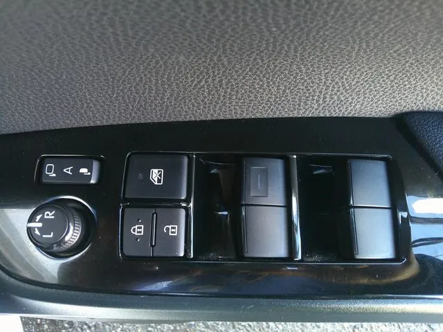 トヨタ　プリウス　４ＷＤ