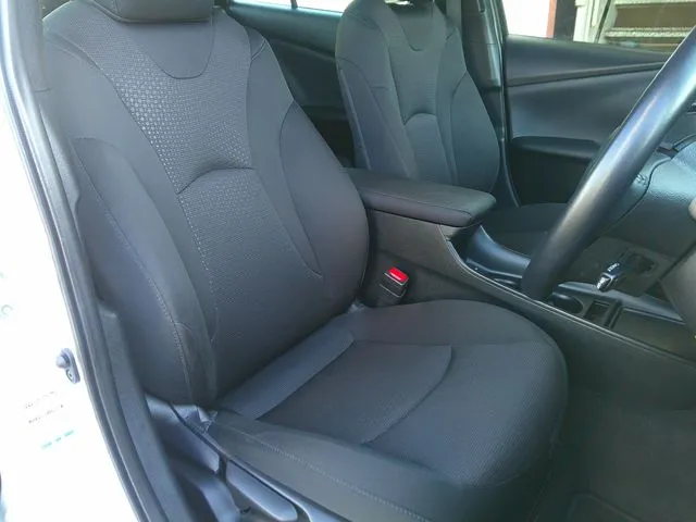 トヨタ　プリウス　４ＷＤ