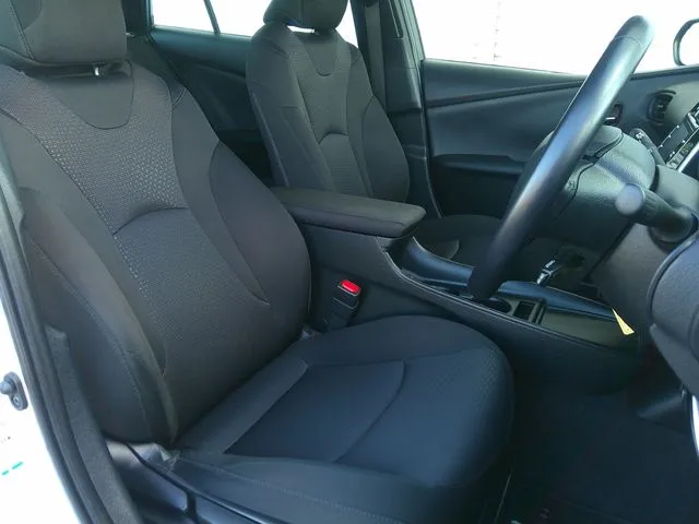 トヨタ　プリウス　４ＷＤ