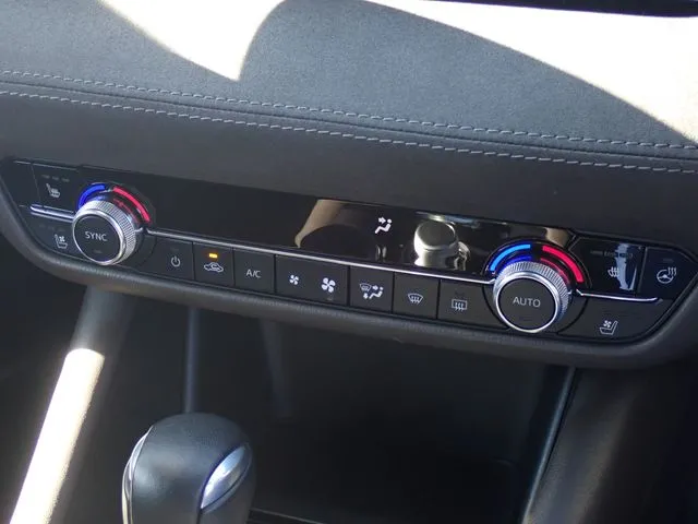 マツダ　ＭＡＺＤＡ６　セダン