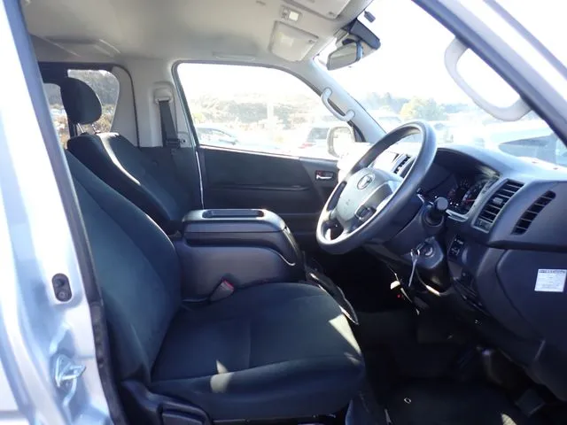 トヨタ ハイエースバン 2WD