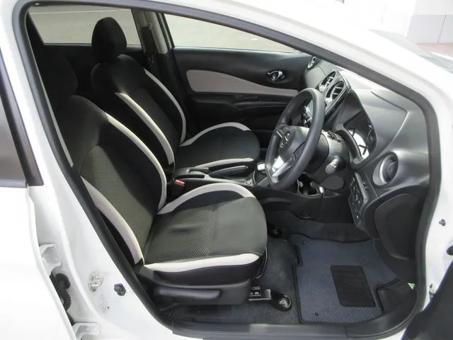 ノート　４ＷＤ（ニッサン）の車両写真