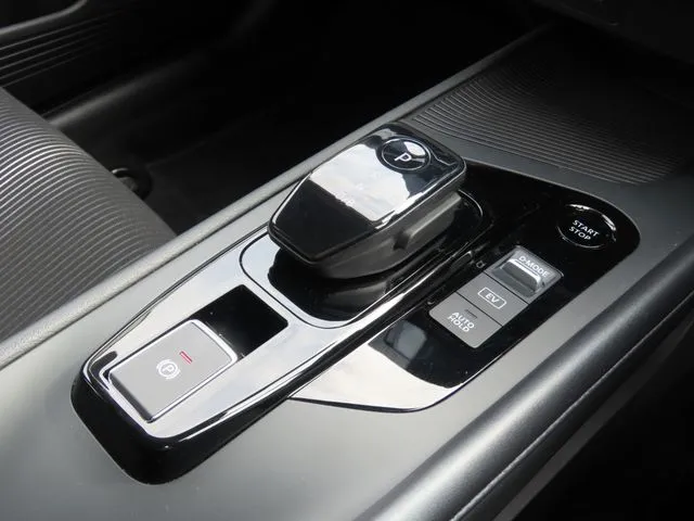 ニッサン　ノート　４ＷＤ