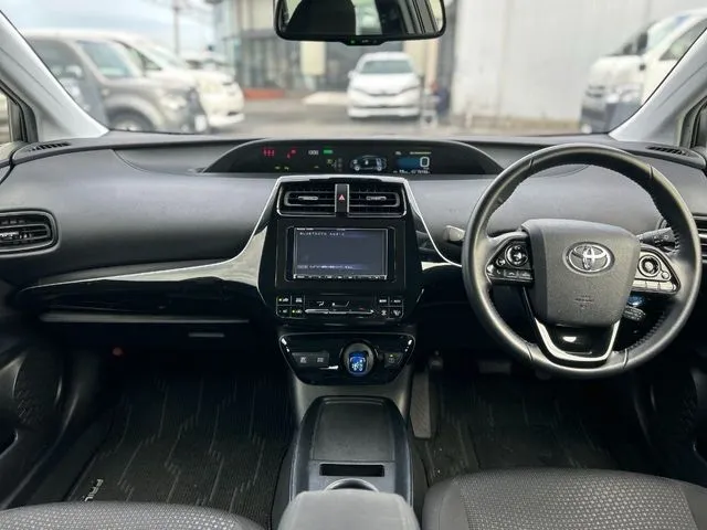 プリウス（トヨタ）の車両写真