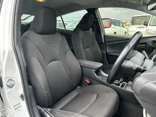 プリウス（トヨタ）の車両写真