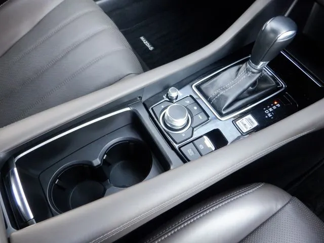 ＭＡＺＤＡ６　セダン（マツダ）の車両写真