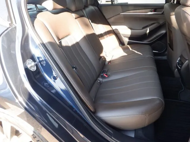 ＭＡＺＤＡ６　セダン（マツダ）の車両写真