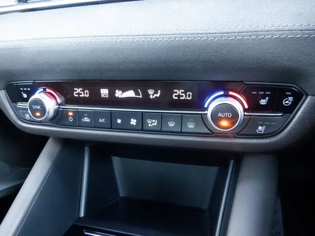 ＭＡＺＤＡ６　セダン（マツダ）の車両写真