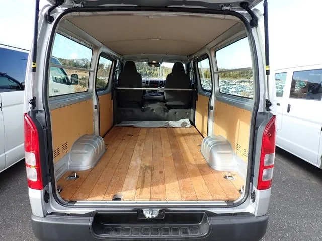 ハイエースバン　２ＷＤ（トヨタ）の車両写真