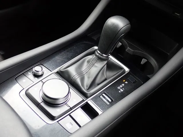 ＭＡＺＤＡ３　セダン（マツダ）の車両写真