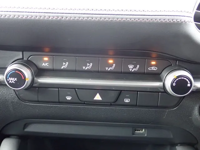 ＭＡＺＤＡ３　セダン（マツダ）の車両写真