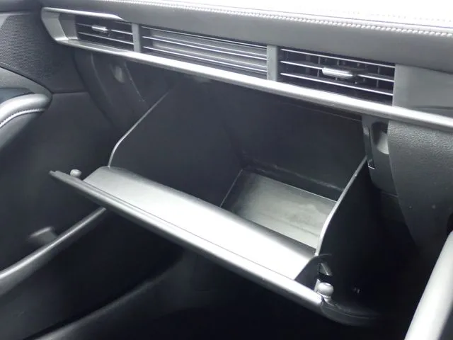 ＭＡＺＤＡ３　セダン（マツダ）の車両写真