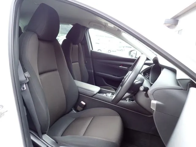 ＭＡＺＤＡ３　セダン（マツダ）の車両写真