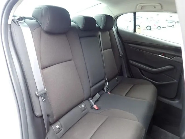 ＭＡＺＤＡ３　セダン（マツダ）の車両写真