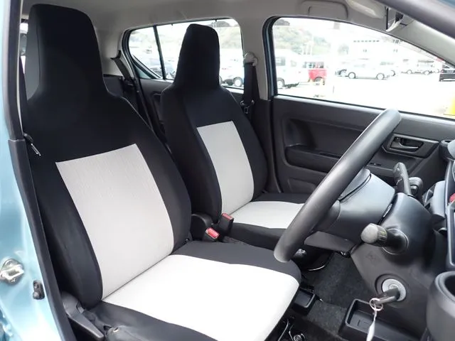 ミラ　イース（ダイハツ）の車両写真