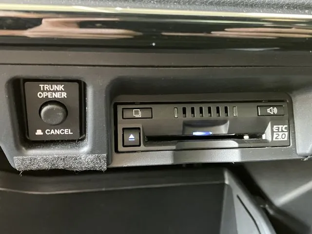 クラウン セダン ハイブリッド(トヨタ)の車両写真