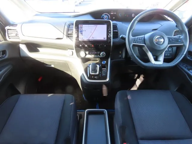 セレナ（ニッサン）の車両写真