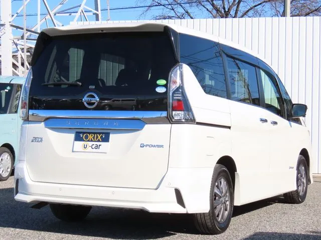 セレナ（ニッサン）の車両写真