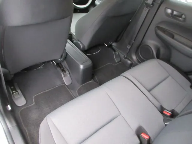 ホンダ　フィット　ｅ：ＨＥＶ　４ＷＤ