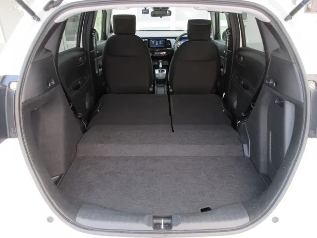 ホンダ　フィット　ｅ：ＨＥＶ　４ＷＤ