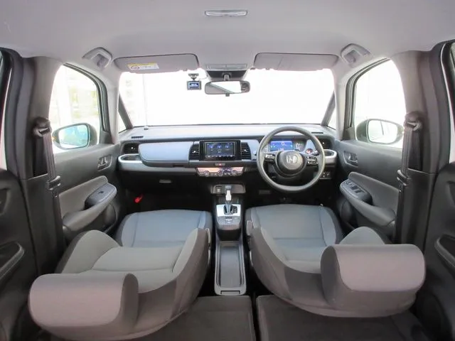 ホンダ　フィット　ｅ：ＨＥＶ　４ＷＤ