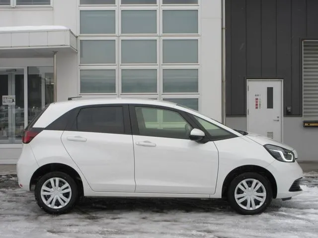 ホンダ　フィット　ｅ：ＨＥＶ　４ＷＤ