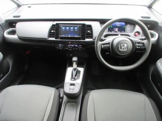 ホンダ　フィット　ｅ：ＨＥＶ　４ＷＤ