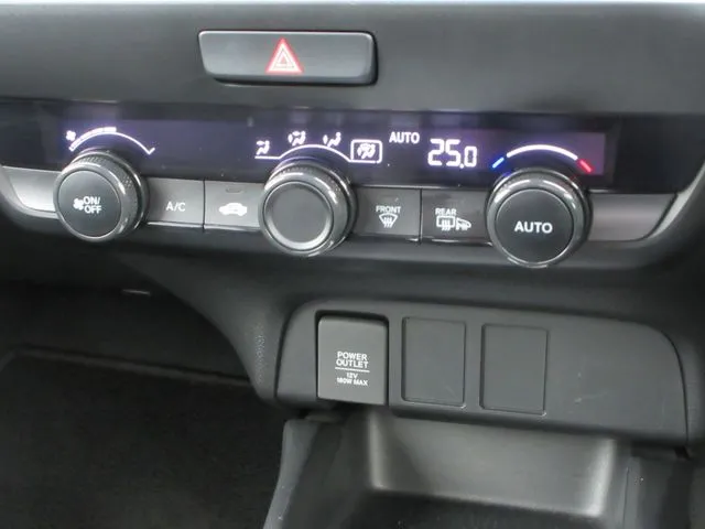 ホンダ　フィット　ｅ：ＨＥＶ　４ＷＤ